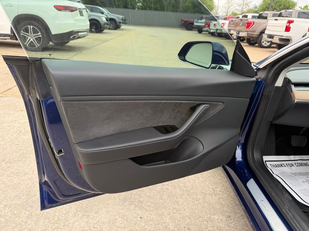 Tesla Model 3 Vehicle Full-screen Gallery Image 08