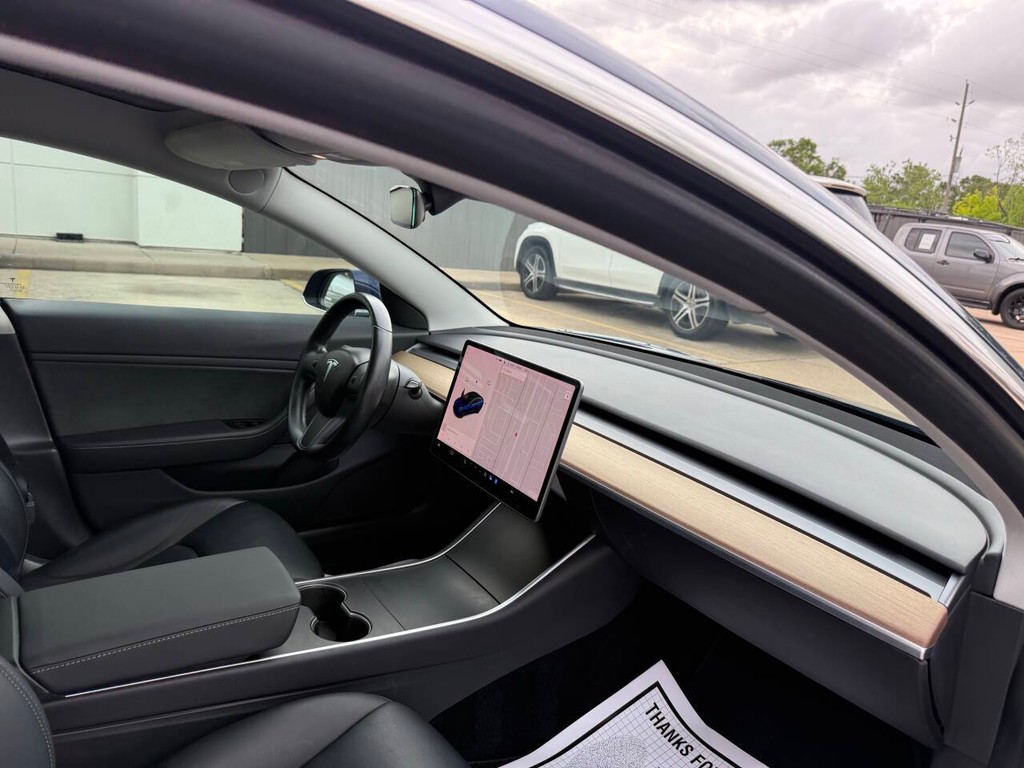 Tesla Model 3 Vehicle Full-screen Gallery Image 09