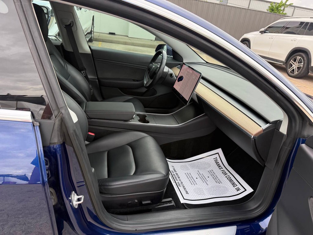 Tesla Model 3 Vehicle Full-screen Gallery Image 10