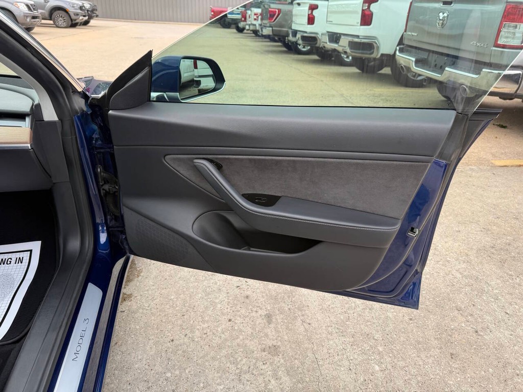 Tesla Model 3 Vehicle Full-screen Gallery Image 11