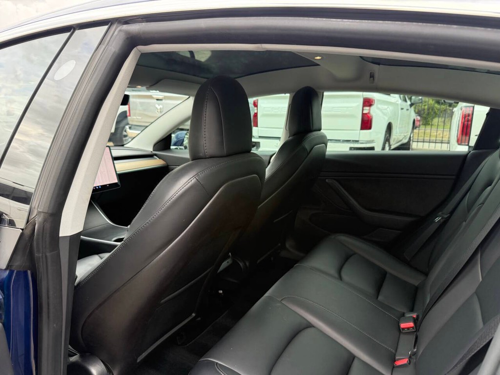 Tesla Model 3 Vehicle Full-screen Gallery Image 12