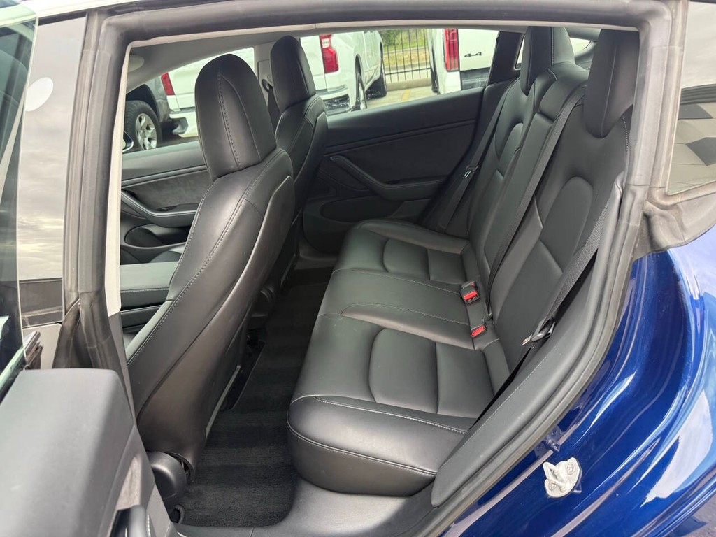 Tesla Model 3 Vehicle Full-screen Gallery Image 13