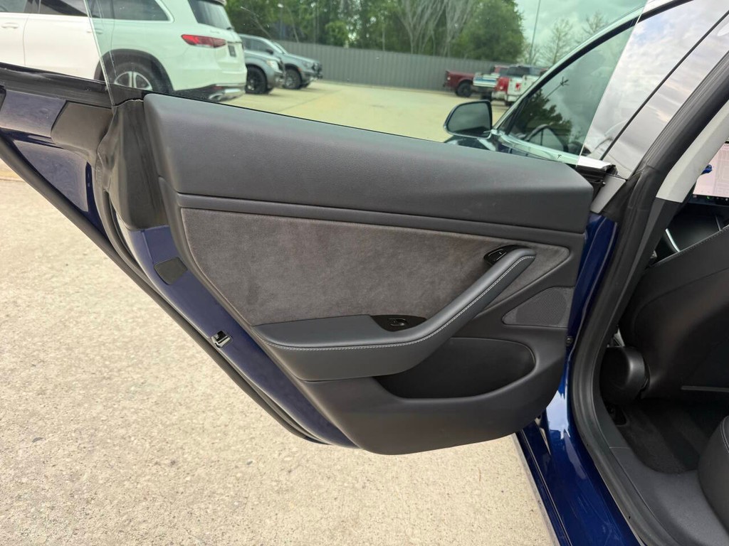 Tesla Model 3 Vehicle Full-screen Gallery Image 14