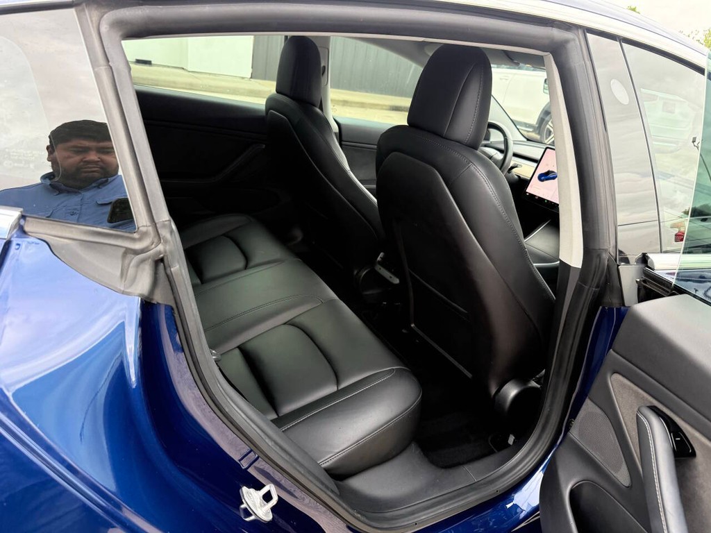 Tesla Model 3 Vehicle Full-screen Gallery Image 15