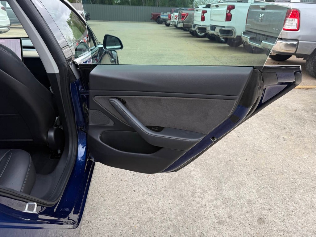 Tesla Model 3 Vehicle Full-screen Gallery Image 16