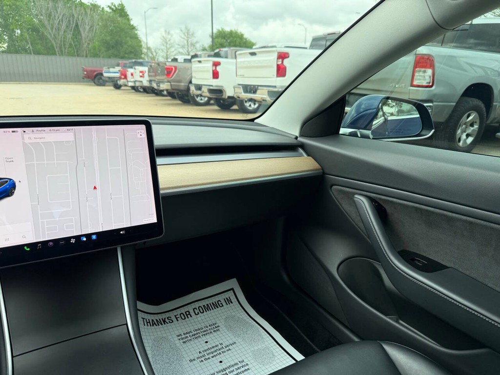 Tesla Model 3 Vehicle Full-screen Gallery Image 20