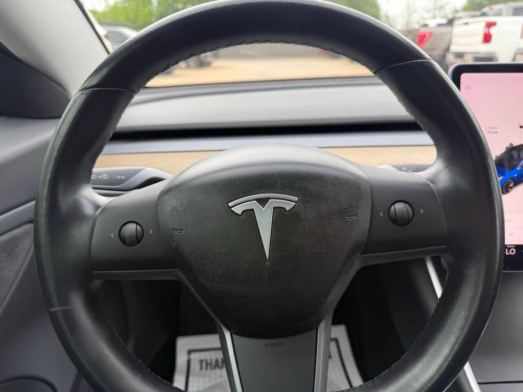 Tesla Model 3 Vehicle Full-screen Gallery Image 23