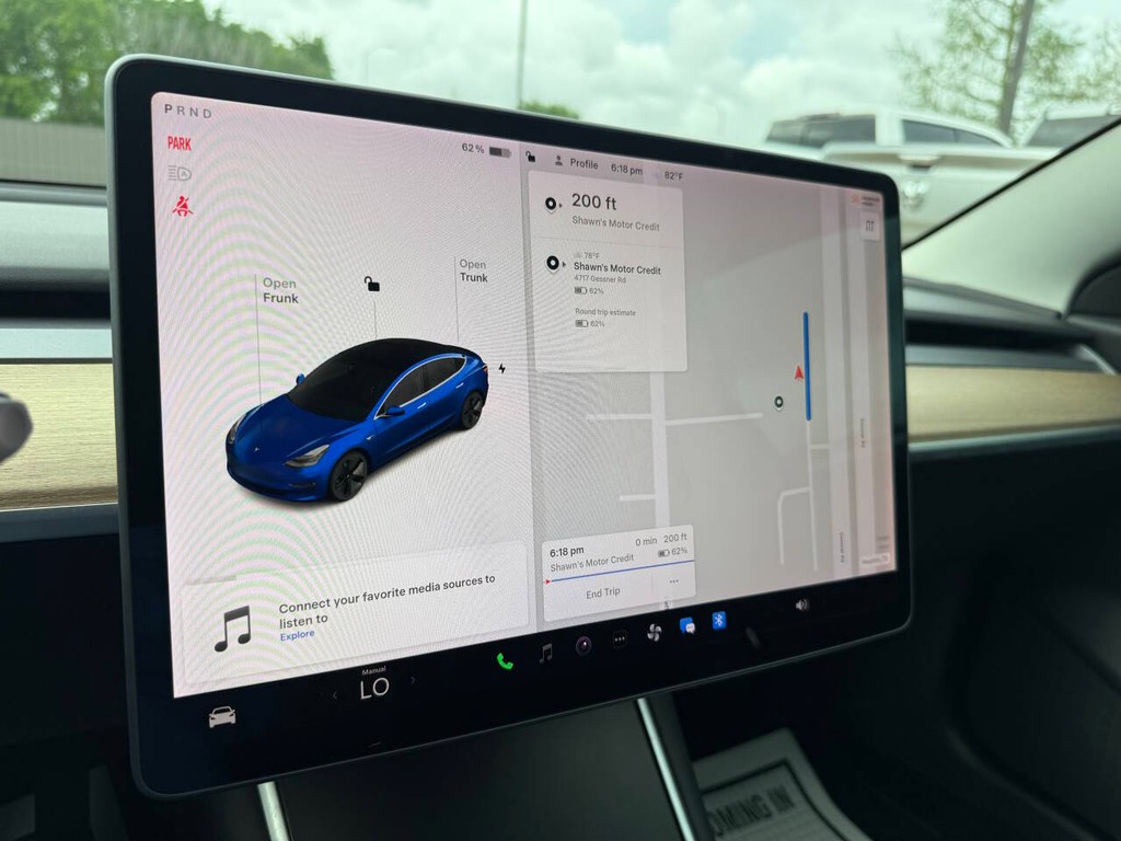 Tesla Model 3 Vehicle Full-screen Gallery Image 26