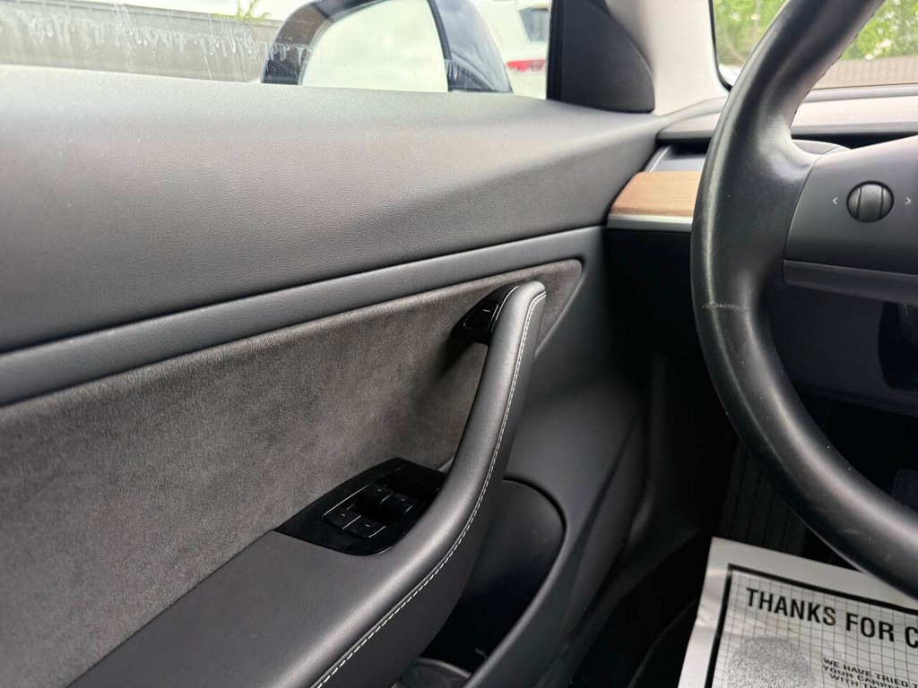 Tesla Model 3 Vehicle Full-screen Gallery Image 28