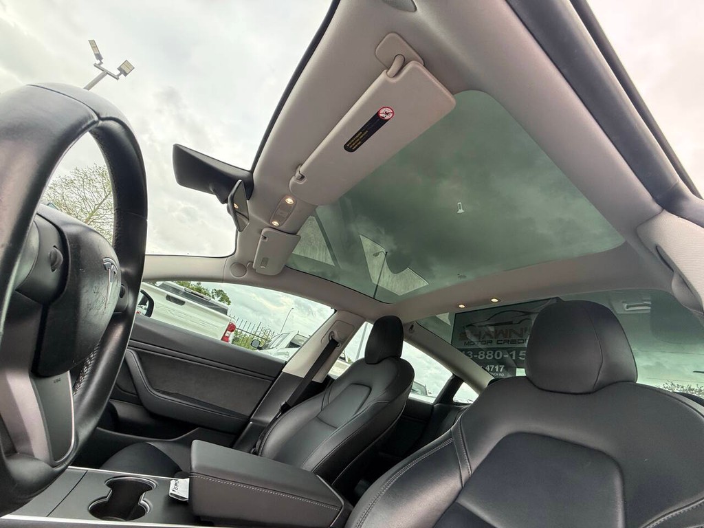 Tesla Model 3 Vehicle Full-screen Gallery Image 29