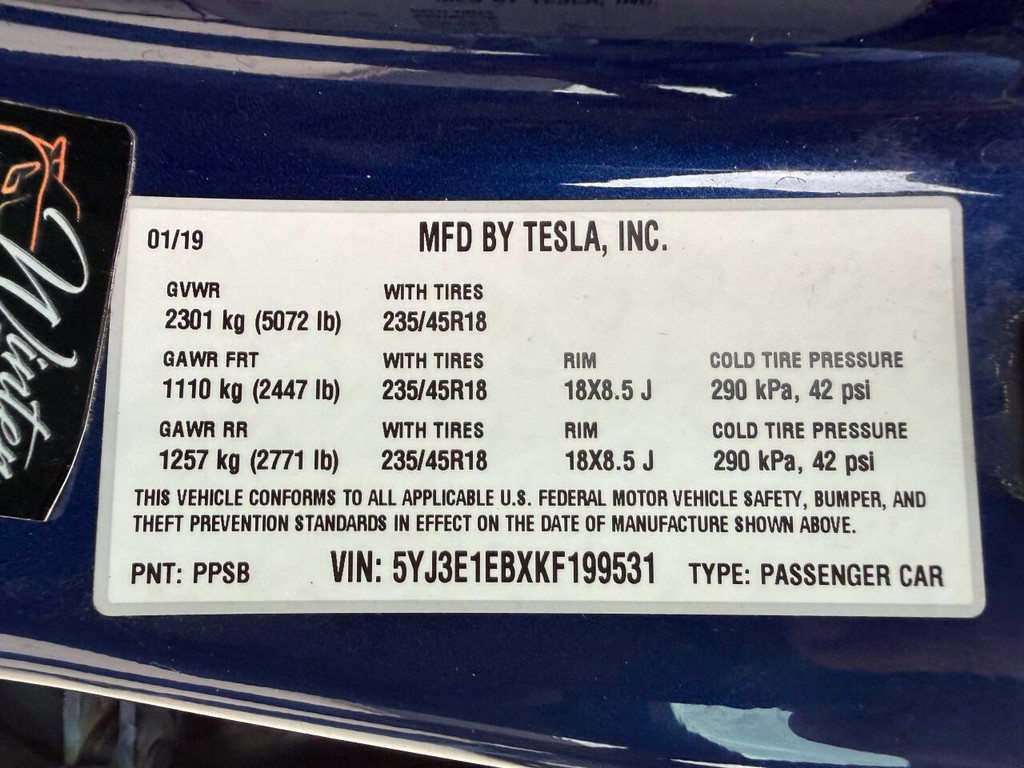 Tesla Model 3 Vehicle Full-screen Gallery Image 32