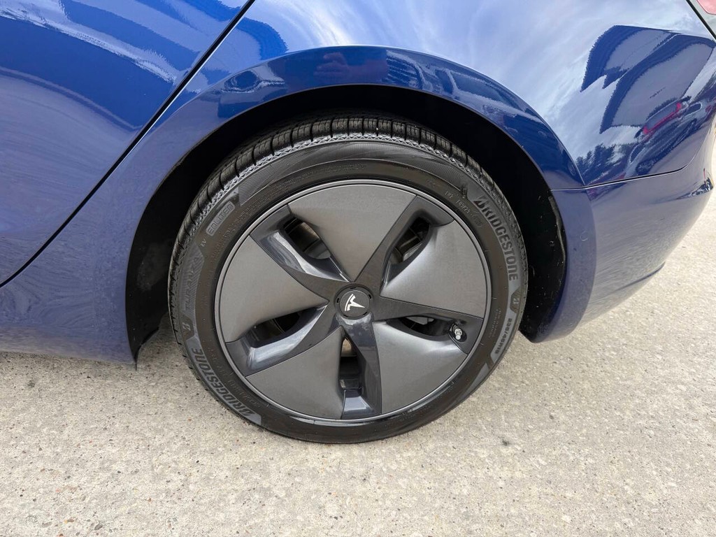 Tesla Model 3 Vehicle Full-screen Gallery Image 34