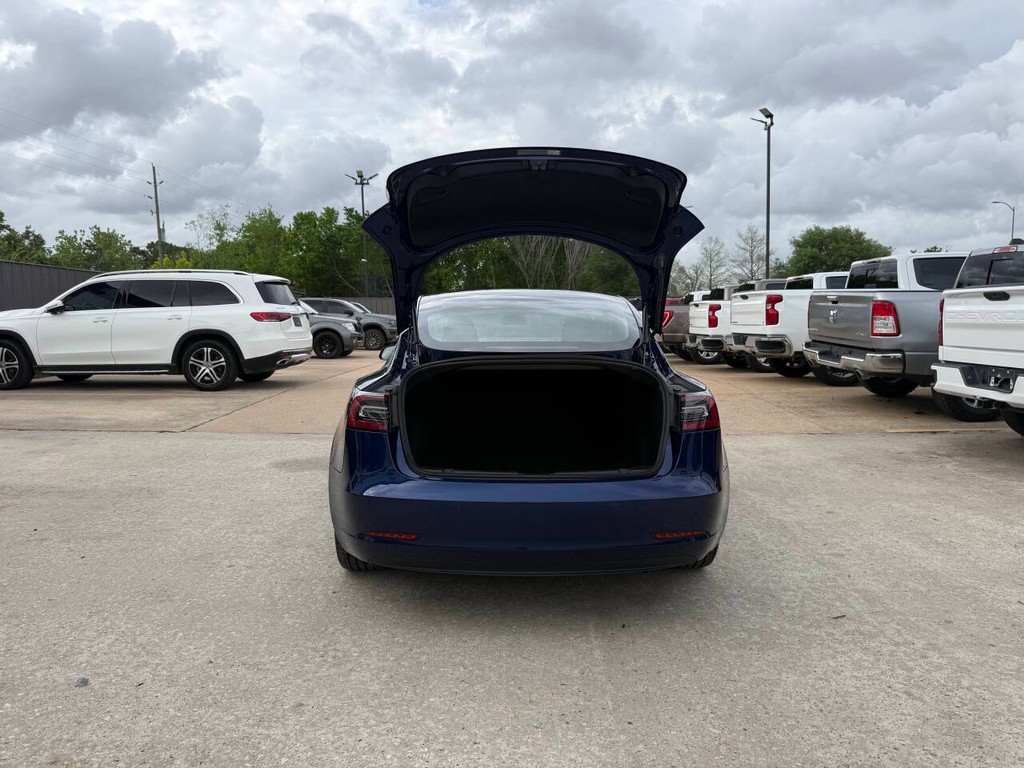 Tesla Model 3 Vehicle Full-screen Gallery Image 35