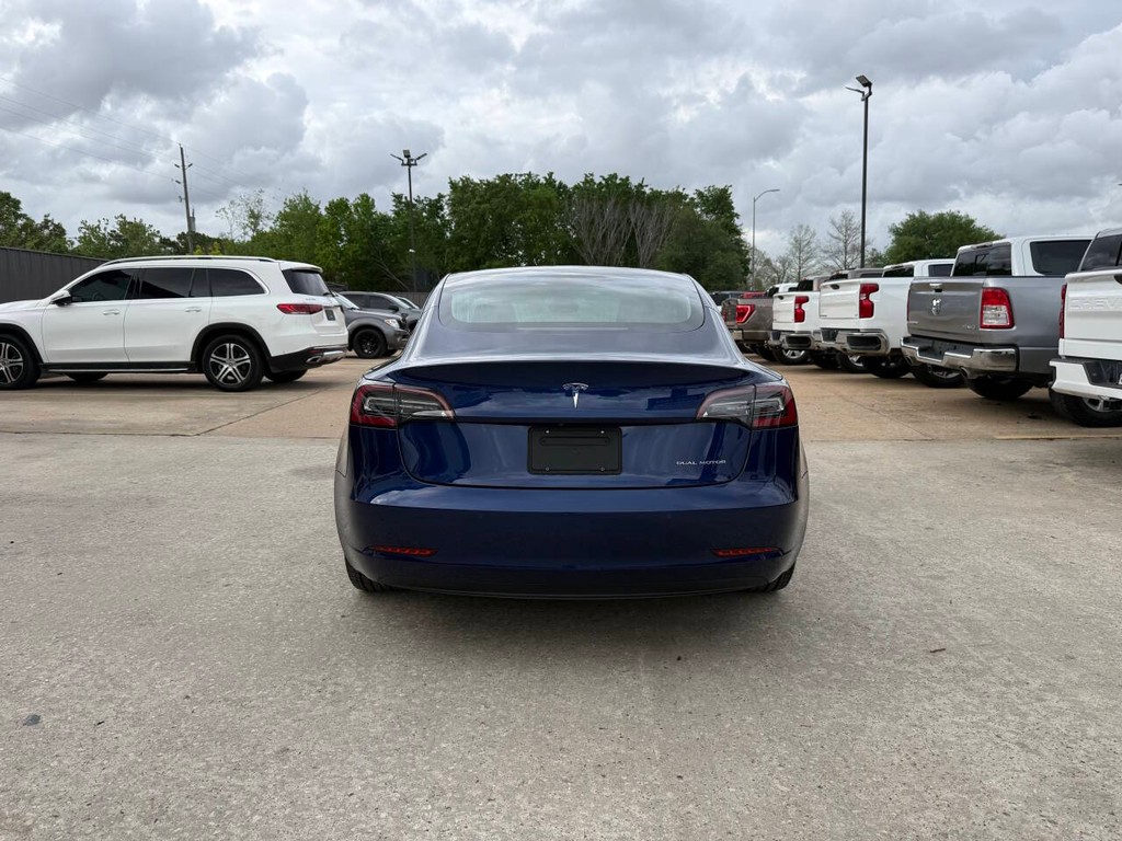 Tesla Model 3 Vehicle Full-screen Gallery Image 36