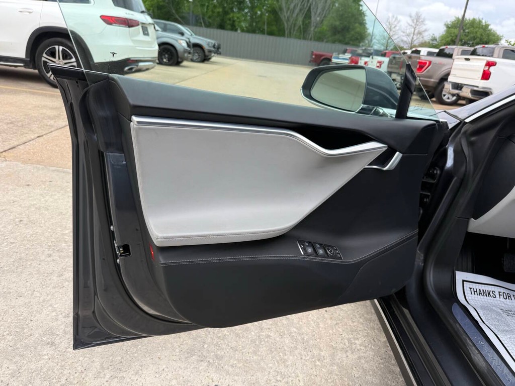 Tesla Model S Vehicle Full-screen Gallery Image 08