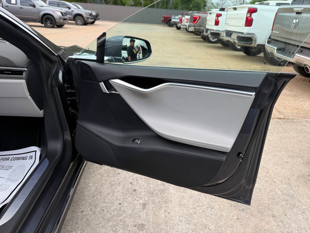 Tesla Model S Vehicle Full-screen Gallery Image 11