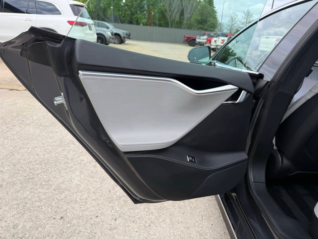 Tesla Model S Vehicle Full-screen Gallery Image 14