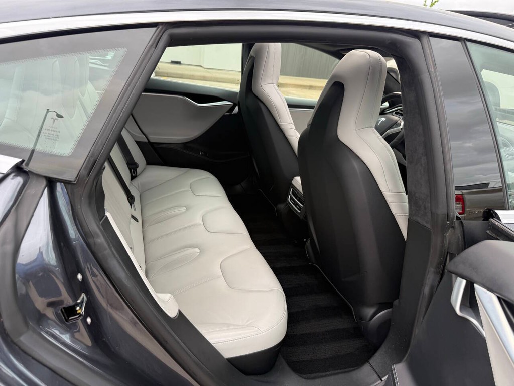 Tesla Model S Vehicle Full-screen Gallery Image 15