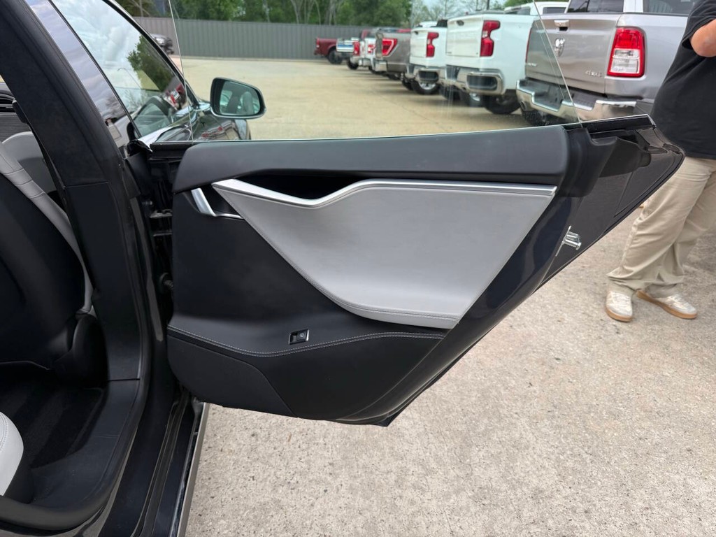 Tesla Model S Vehicle Full-screen Gallery Image 16