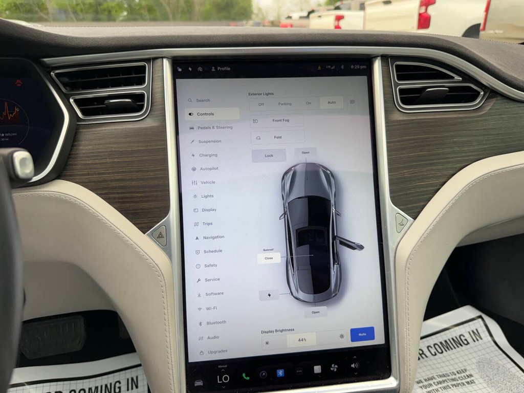 Tesla Model S Vehicle Full-screen Gallery Image 24