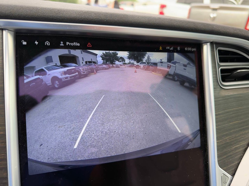 Tesla Model S Vehicle Full-screen Gallery Image 25