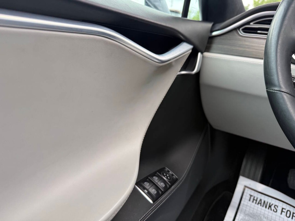 Tesla Model S Vehicle Full-screen Gallery Image 28