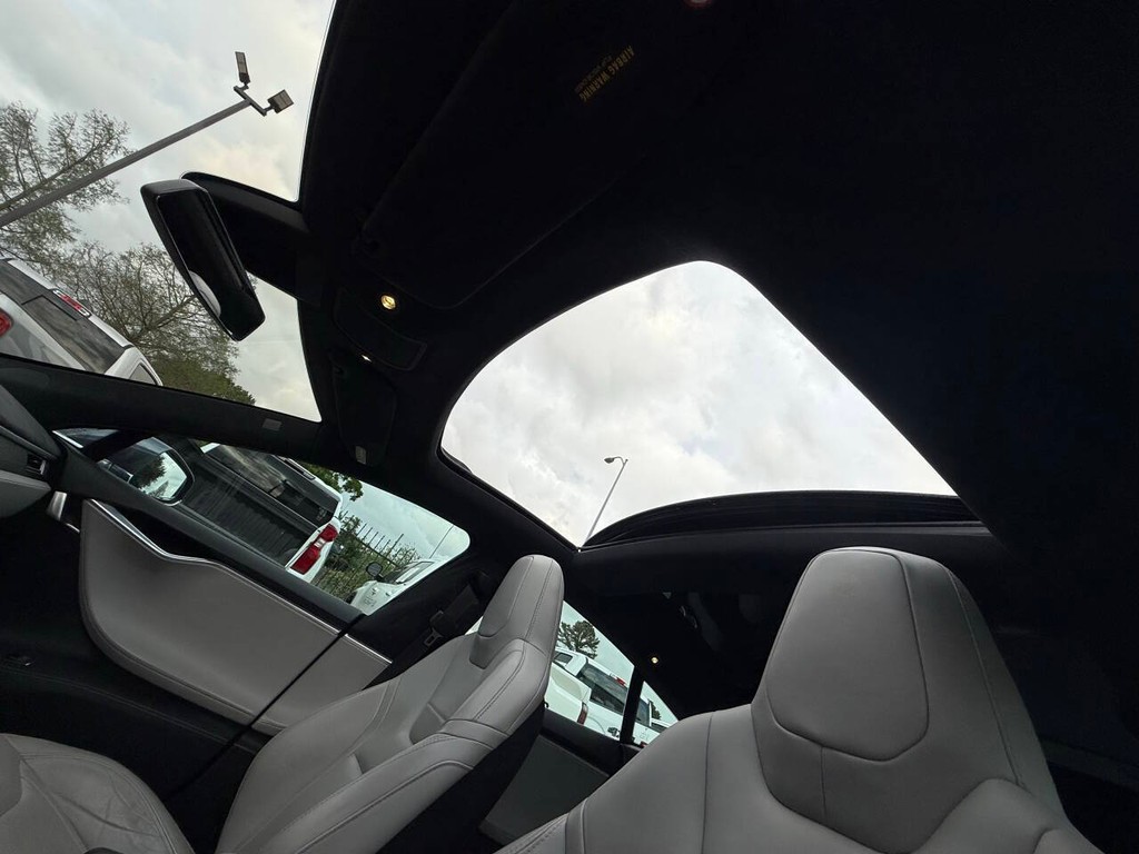 Tesla Model S Vehicle Full-screen Gallery Image 29