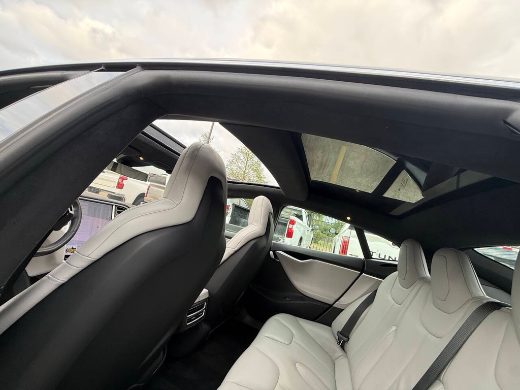 Tesla Model S Vehicle Full-screen Gallery Image 30