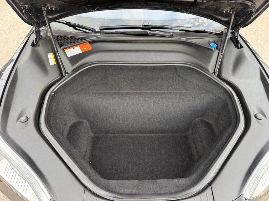 Tesla Model S Vehicle Full-screen Gallery Image 34