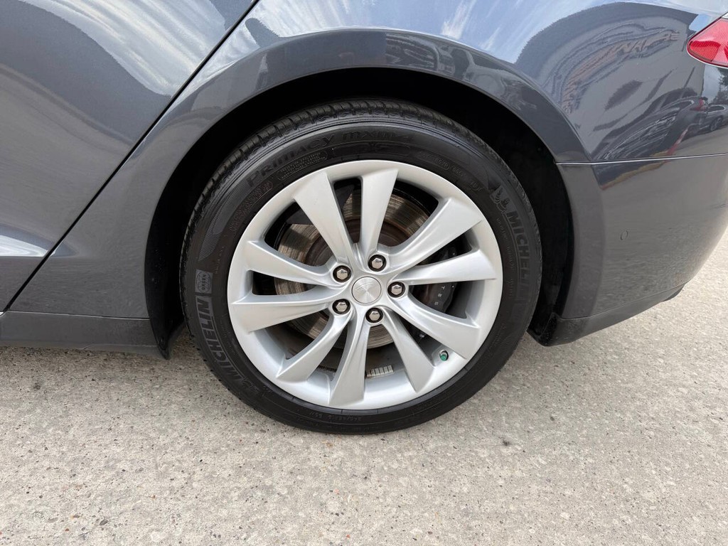 Tesla Model S Vehicle Full-screen Gallery Image 35