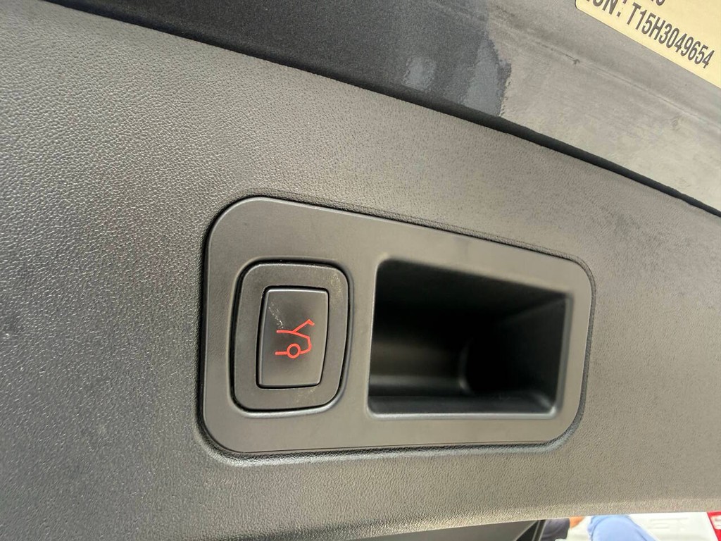 Tesla Model S Vehicle Full-screen Gallery Image 37