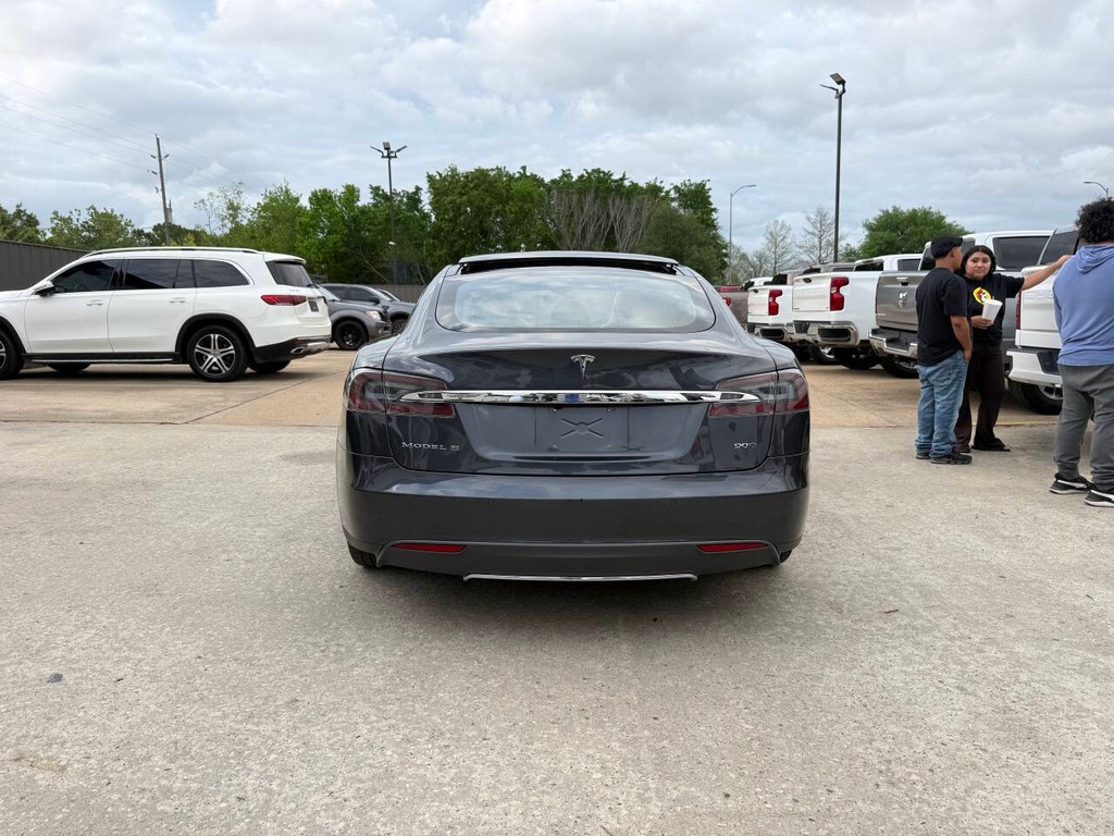 Tesla Model S Vehicle Full-screen Gallery Image 38