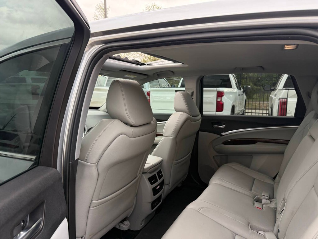 Acura MDX Vehicle Full-screen Gallery Image 12