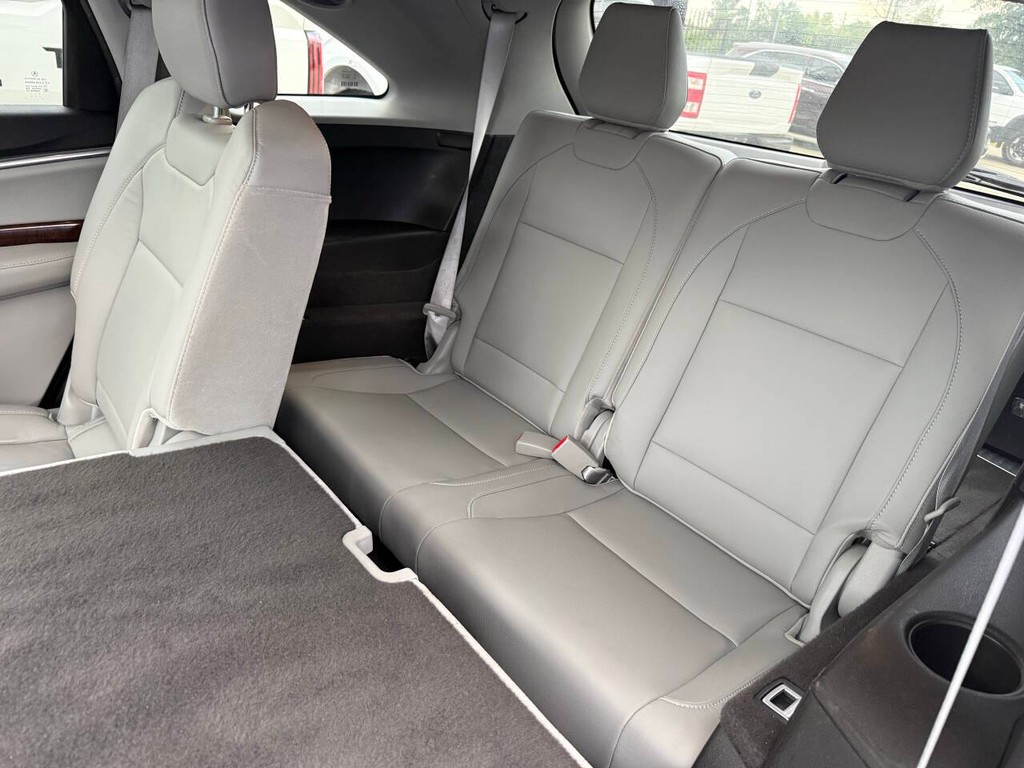 Acura MDX Vehicle Full-screen Gallery Image 14