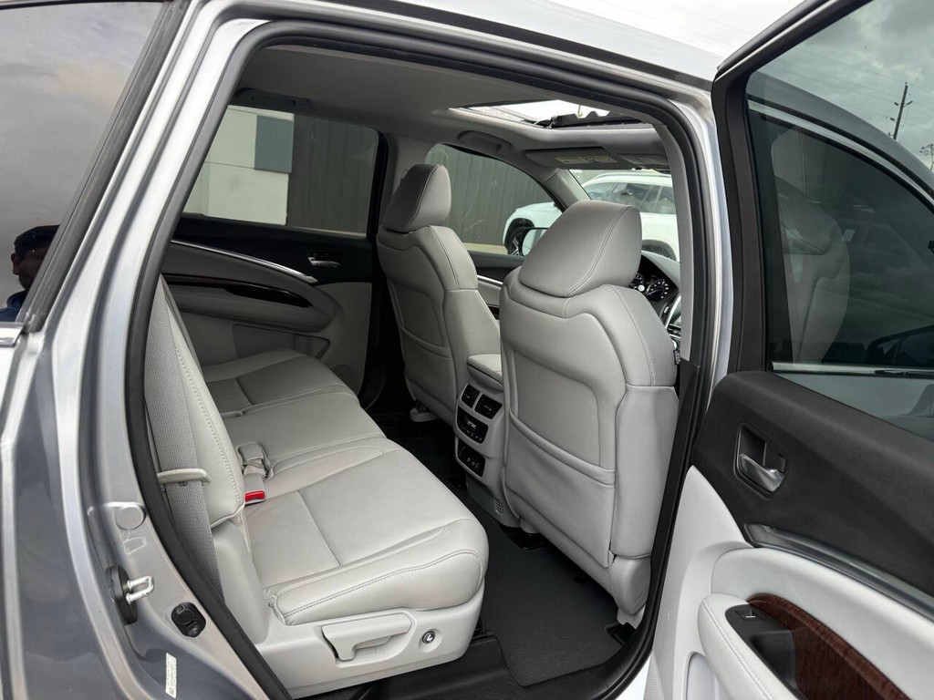 Acura MDX Vehicle Full-screen Gallery Image 16