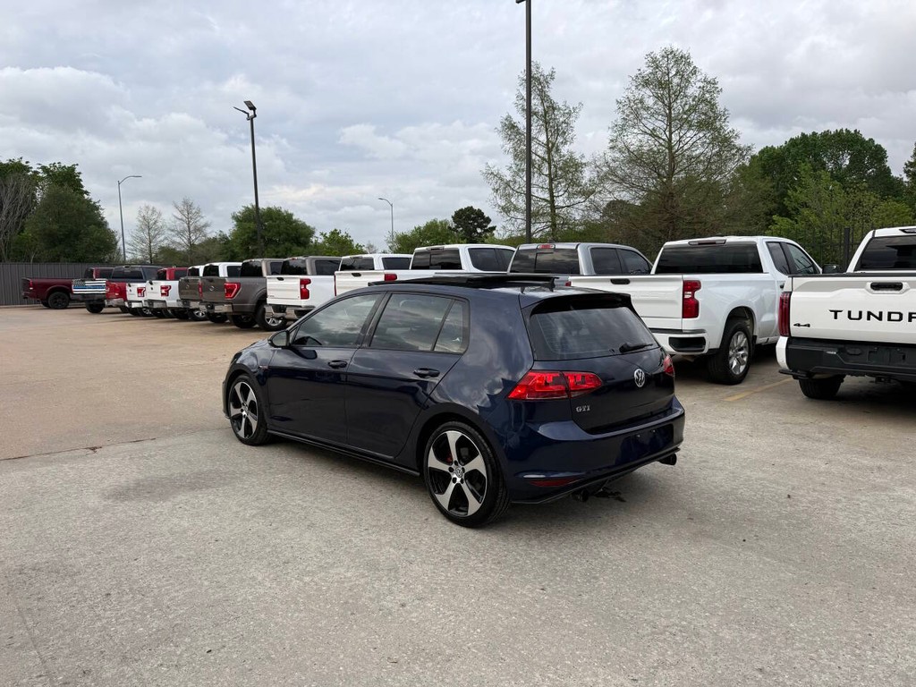 Volkswagen Golf GTI Vehicle Full-screen Gallery Image 04