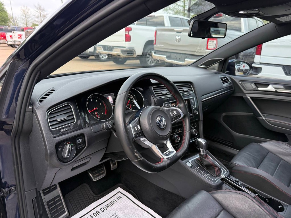 Volkswagen Golf GTI Vehicle Full-screen Gallery Image 06