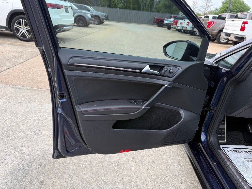 Volkswagen Golf GTI Vehicle Full-screen Gallery Image 08