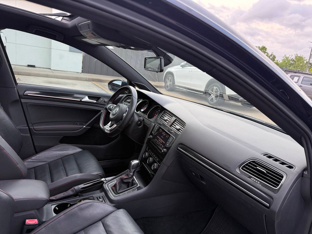 Volkswagen Golf GTI Vehicle Full-screen Gallery Image 09