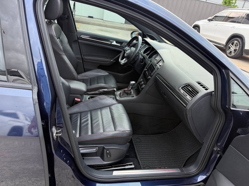 Volkswagen Golf GTI Vehicle Full-screen Gallery Image 10