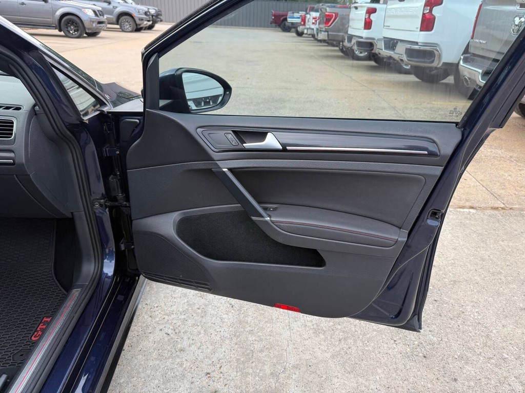 Volkswagen Golf GTI Vehicle Full-screen Gallery Image 11