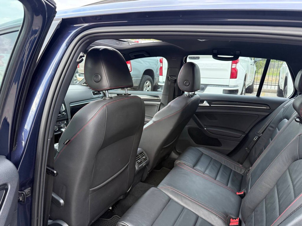 Volkswagen Golf GTI Vehicle Full-screen Gallery Image 12