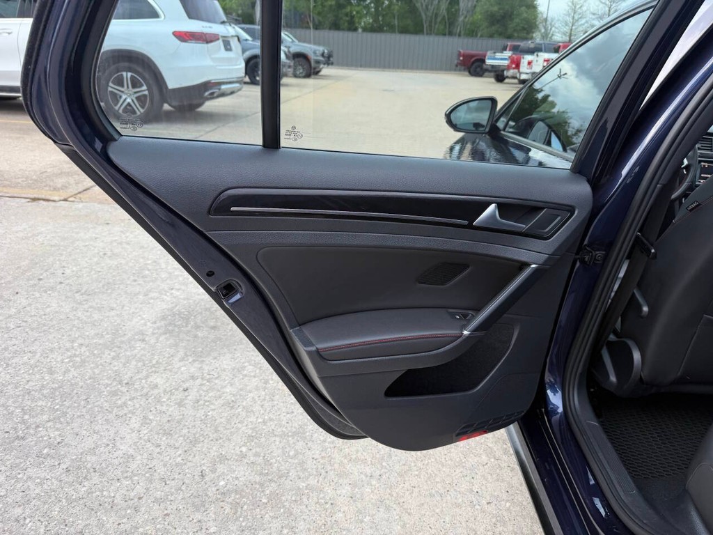 Volkswagen Golf GTI Vehicle Full-screen Gallery Image 14