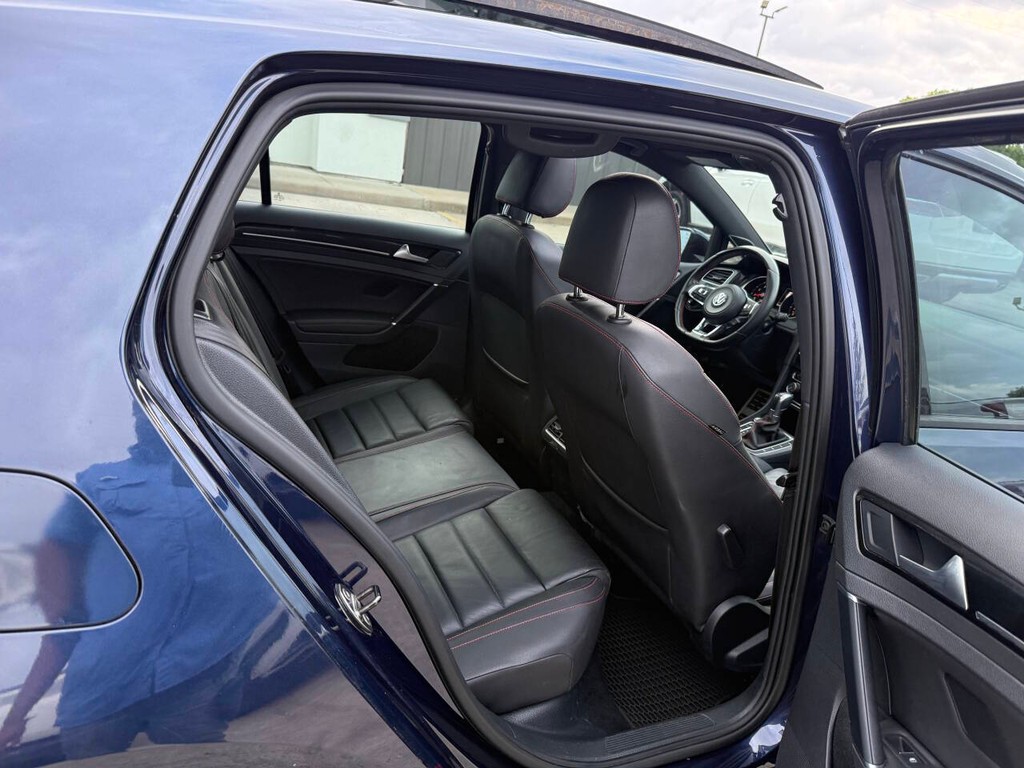 Volkswagen Golf GTI Vehicle Full-screen Gallery Image 15