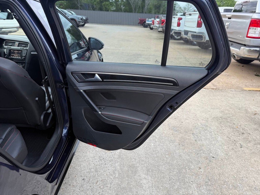 Volkswagen Golf GTI Vehicle Full-screen Gallery Image 16