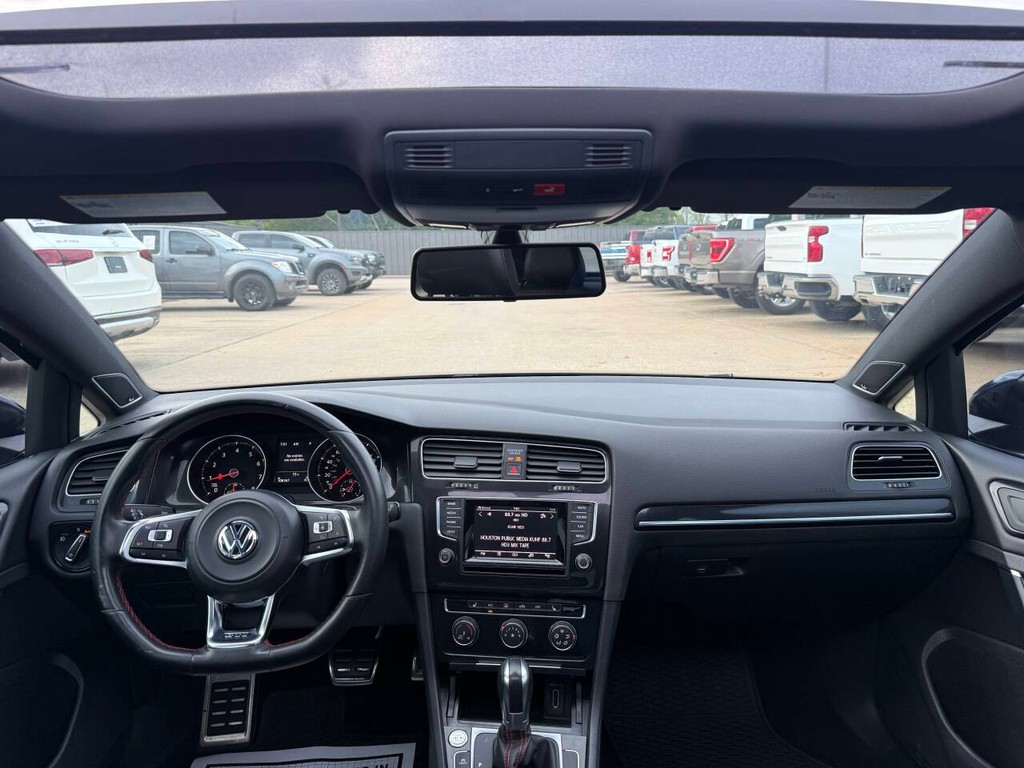 Volkswagen Golf GTI Vehicle Full-screen Gallery Image 17