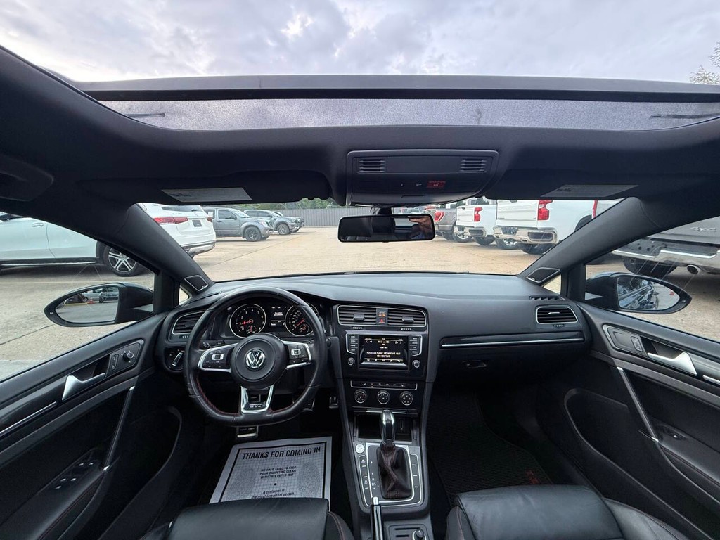 Volkswagen Golf GTI Vehicle Full-screen Gallery Image 18