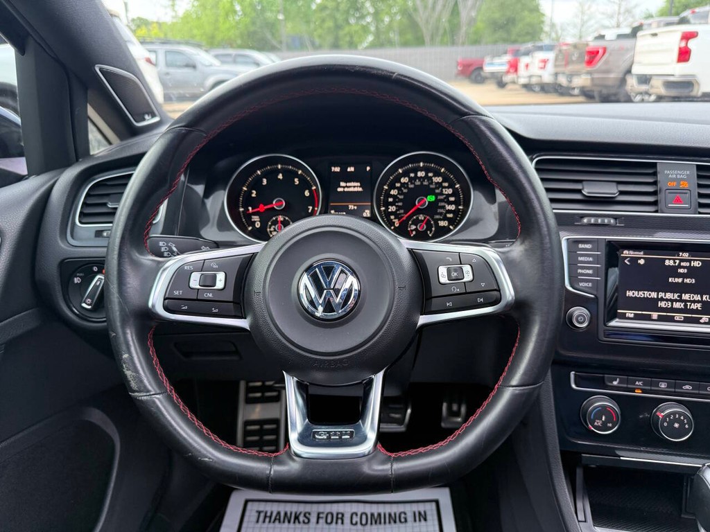 Volkswagen Golf GTI Vehicle Full-screen Gallery Image 20