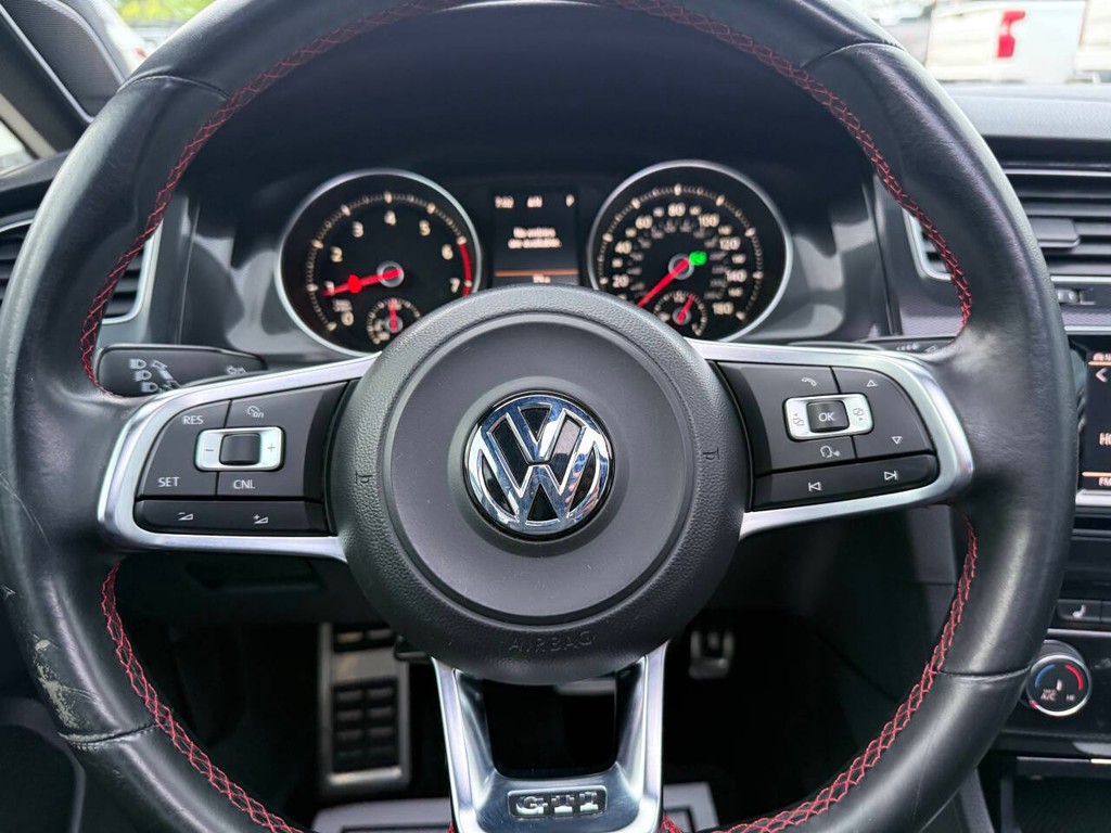 Volkswagen Golf GTI Vehicle Full-screen Gallery Image 21