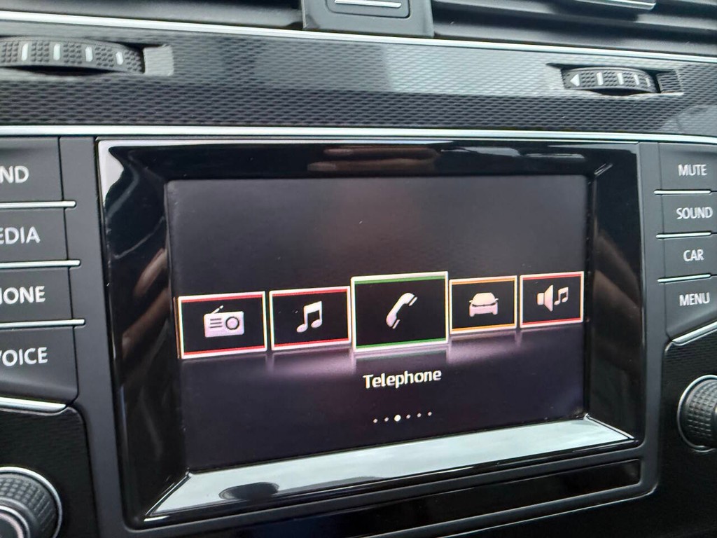 Volkswagen Golf GTI Vehicle Full-screen Gallery Image 22